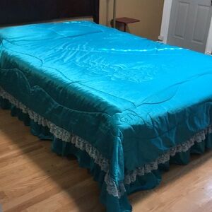 Vintage Queen Teal bedspread with Lace and ruffle skirt Padded Quilted Satin